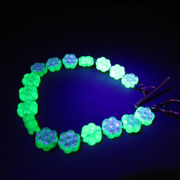 AB Uranium Flower bead bracelet - Picture 1 of 8
